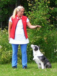 Frida visar hur ducka går till. Frida visar hur ducka går till.